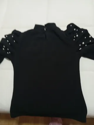 Camiseta negra con perlas