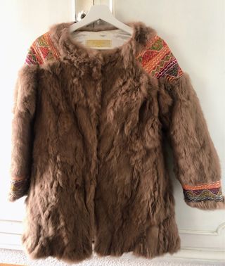 Chaquetón de pelo con apliques