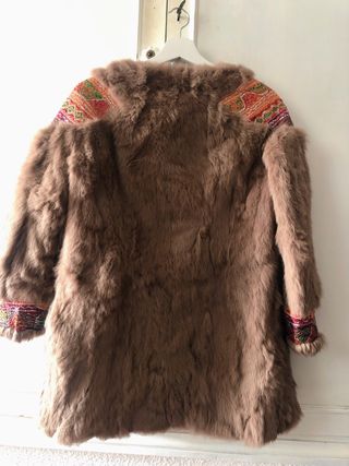 Chaquetón de pelo con apliques