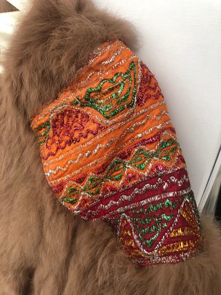 Chaquetón de pelo con apliques