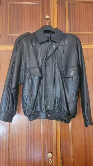 Cazadora de cuero negra