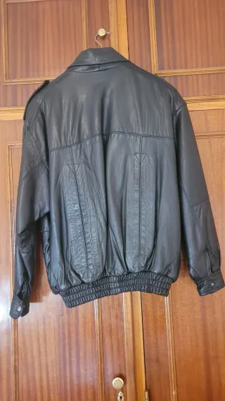 Cazadora de cuero negra