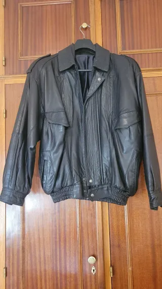 Cazadora de cuero negra