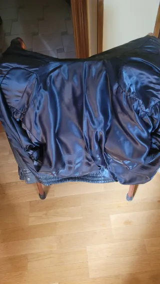 Cazadora de cuero negra