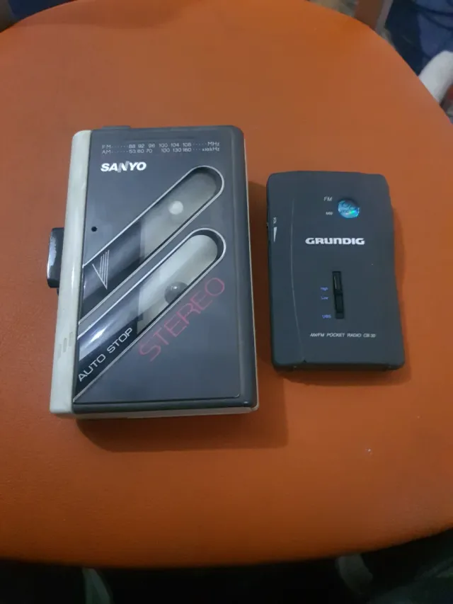 Radio portatile Grundig e lettore Sanyo