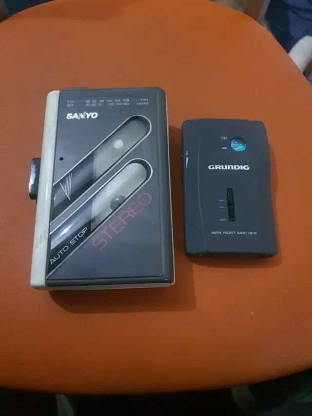Radio portatile Grundig e lettore Sanyo
