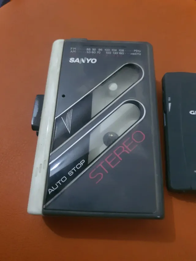 Radio portatile Grundig e lettore Sanyo