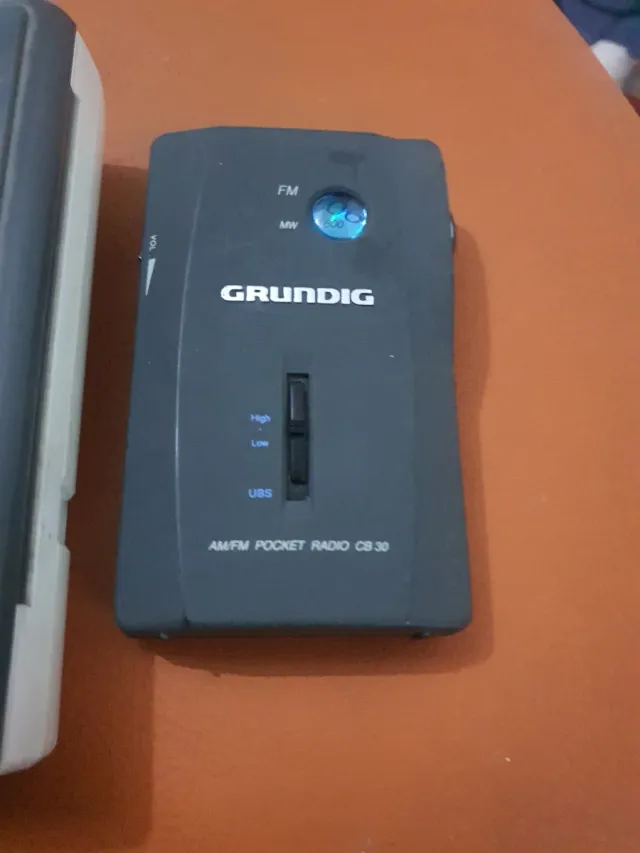 Radio portatile Grundig e lettore Sanyo