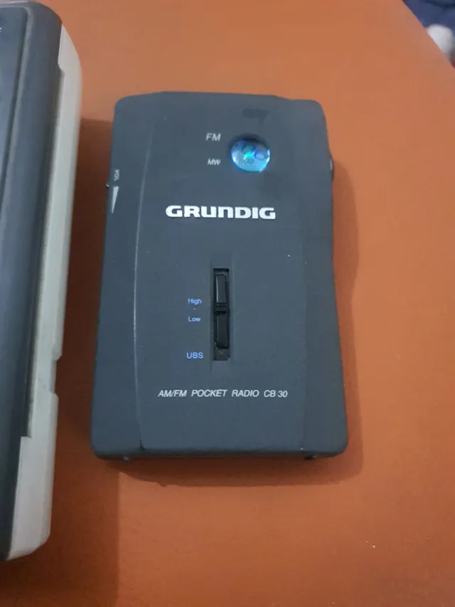 Radio portatile Grundig e lettore Sanyo