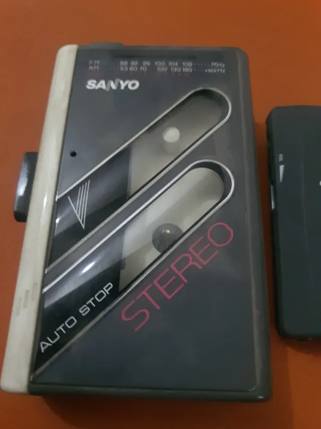 Radio portatile Grundig e lettore Sanyo