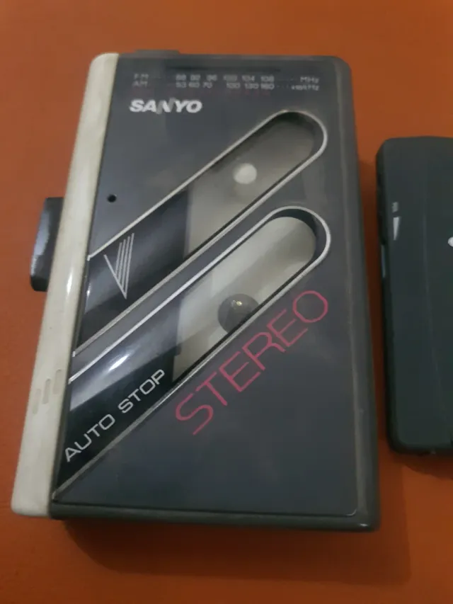 Radio portatile Grundig e lettore Sanyo