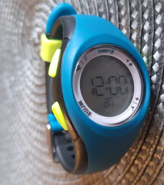 Reloj niño kalemji. azul, negro y amarillo