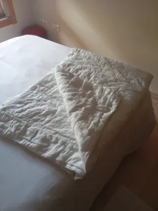 Edredón blanco cama individual