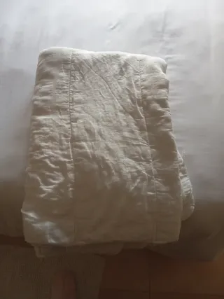 Edredón blanco cama individual