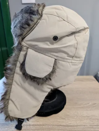Gorro de nieve crema con orejeras