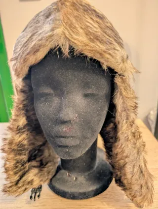 Gorro de nieve crema con orejeras