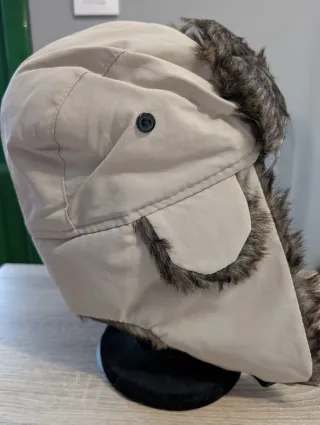 Gorro de nieve crema con orejeras