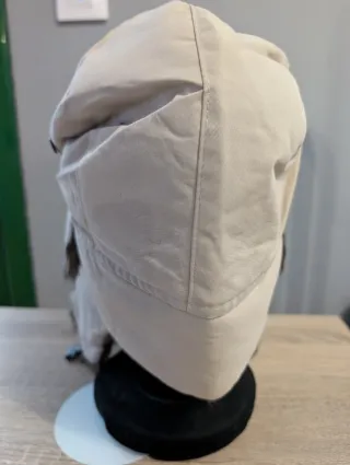 Gorro de nieve crema con orejeras