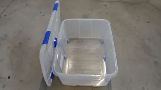 Caja de plástico transparente con tapas azules