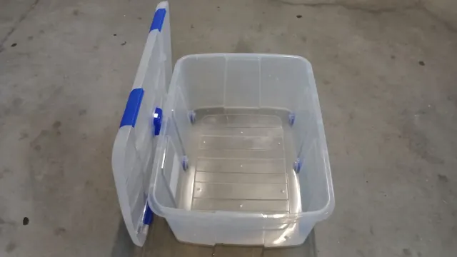 Caja de plástico transparente con tapas azules
