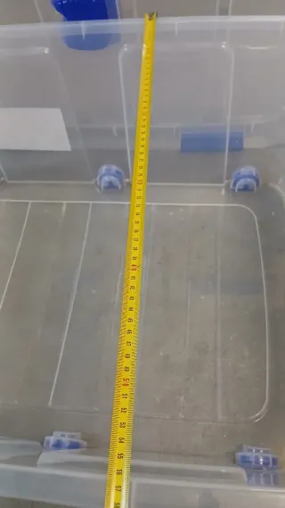 Caja de plástico transparente con tapas azules