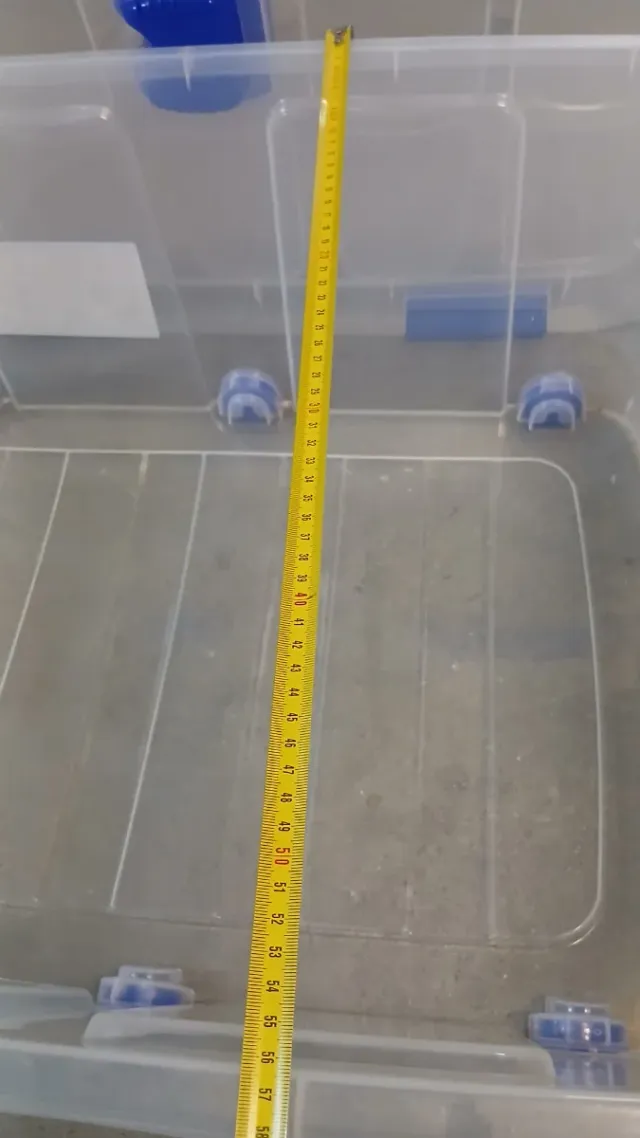 Caja de plástico transparente con tapas azules