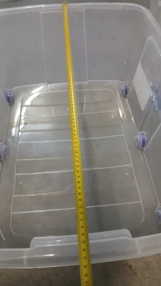 Caja de plástico transparente con tapas azules