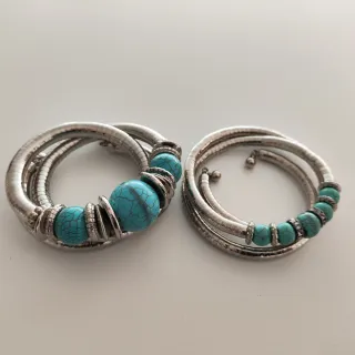 Pulseras plateadas con turquesas