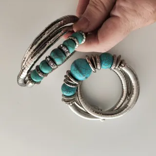 Pulseras plateadas con turquesas
