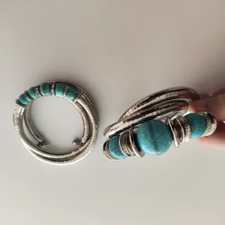 Pulseras plateadas con turquesas