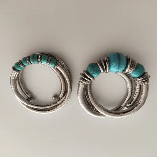 Pulseras plateadas con turquesas
