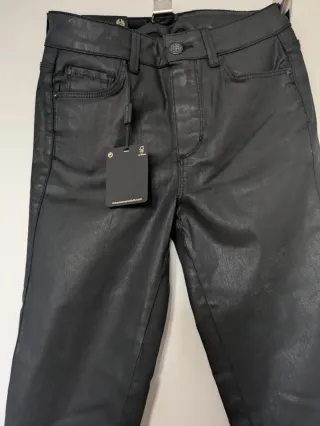 Pantalón Massimo Dutti efecto piel negro