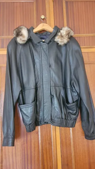 Chaquetón de cuero de mujer con capucha.
