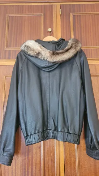 Chaquetón de cuero de mujer con capucha.