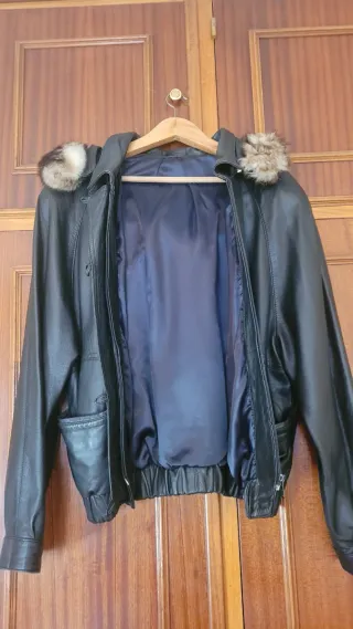 Chaquetón de cuero de mujer con capucha.