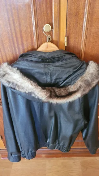 Chaquetón de cuero de mujer con capucha.