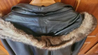 Chaquetón de cuero de mujer con capucha.