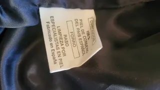 Chaquetón de cuero de mujer con capucha.