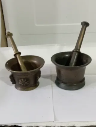 Antiguos morteros de bronce