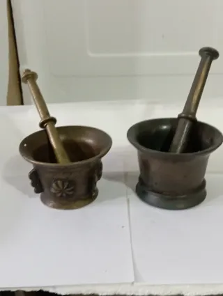Antiguos morteros de bronce