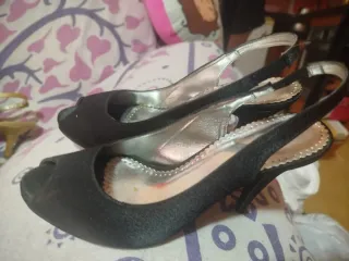 Zapatos de tacón negros y plateados