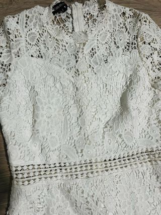 Vestido blanco de encaje manga larga