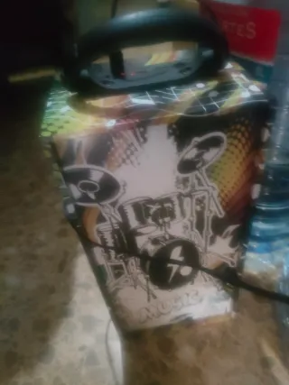 Altavoz portátil negro y plateado