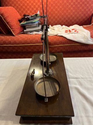 Báscula de precisión antigua con 4 pesas