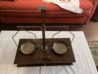 Báscula de precisión antigua con 4 pesas