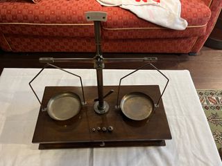 Báscula de precisión antigua con 4 pesas