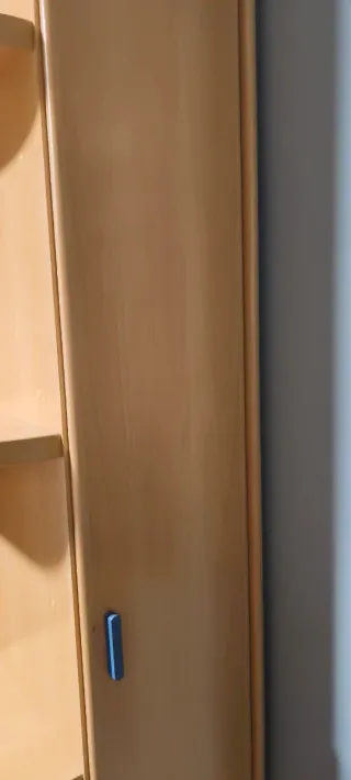 Armario de madera con estantes , zapatero y cajons