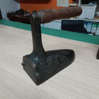 Ferro da stiro antico in ottone