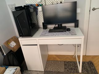 Scrivania bianca con cassettiera e sedia