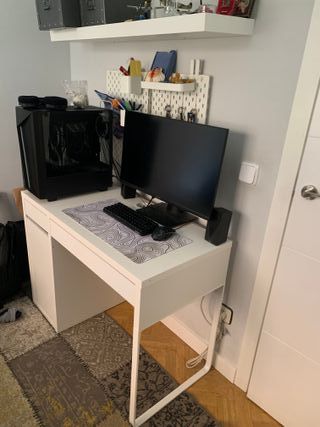 Scrivania bianca con cassettiera e sedia